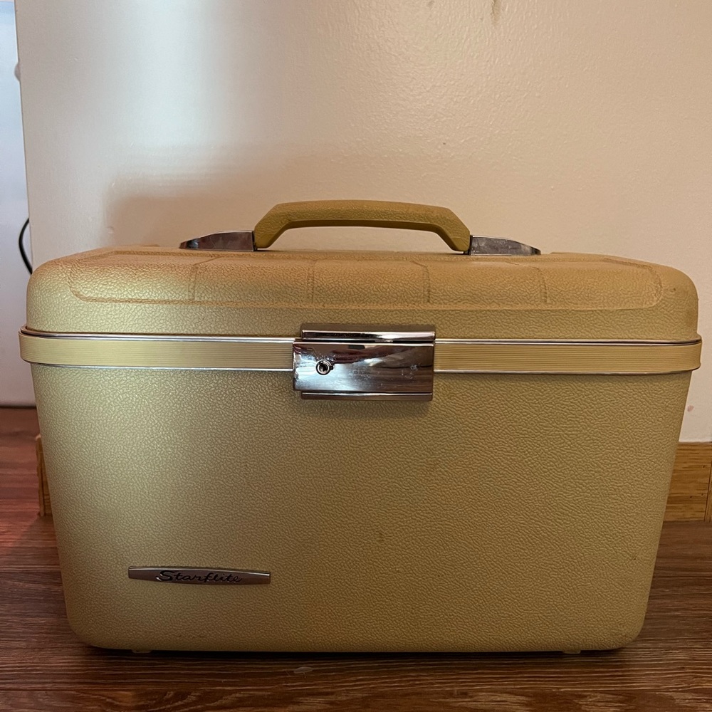 VINTAGE STARFLITE MAKEUP TRAIN CASE